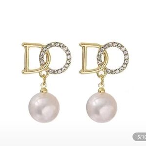 Elegant Gold and White Pearl Earrings